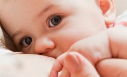 تغذیه با شیرمادر به رشد مغزی کودک کمک می‌کند